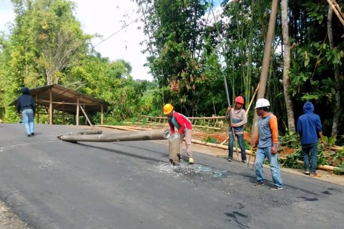 Sempat Viral, Tiang Listrik Berdiri Tengah Jalan di Rembon Tana Toraja Akhirnya Dipindahkan