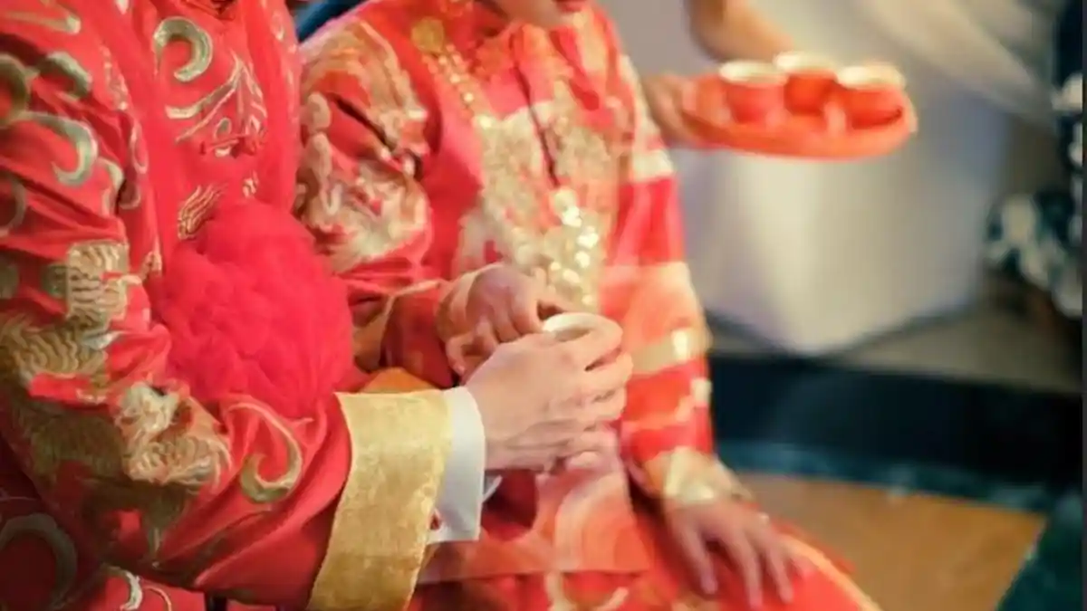 Pengantin Wanita Didorong ke Dalam Air yang Dingin, Si Pria Hanya Tersenyum Melihatnya