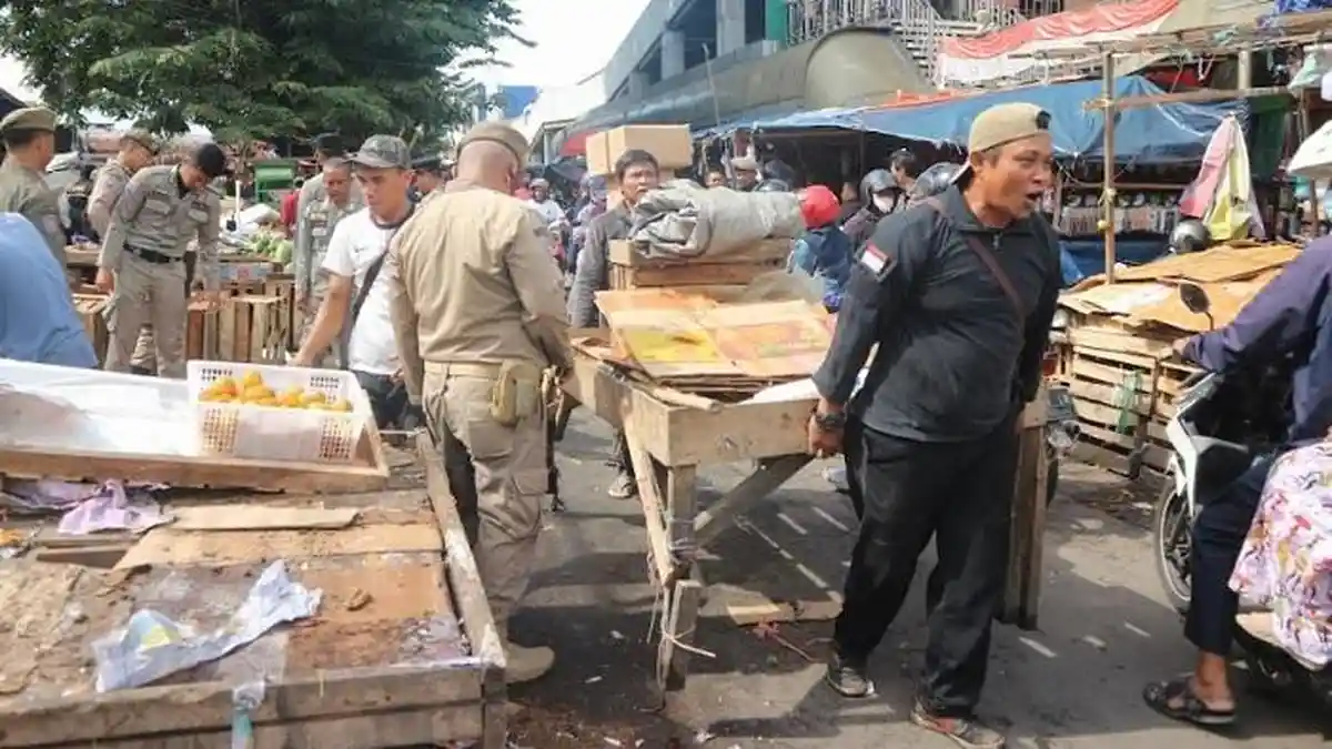 Satpol PP Bongkar 400 Lapak PKL di Pasar Anyar Kota Bogor, Pedagang Sayur Hingga Buah Digusur