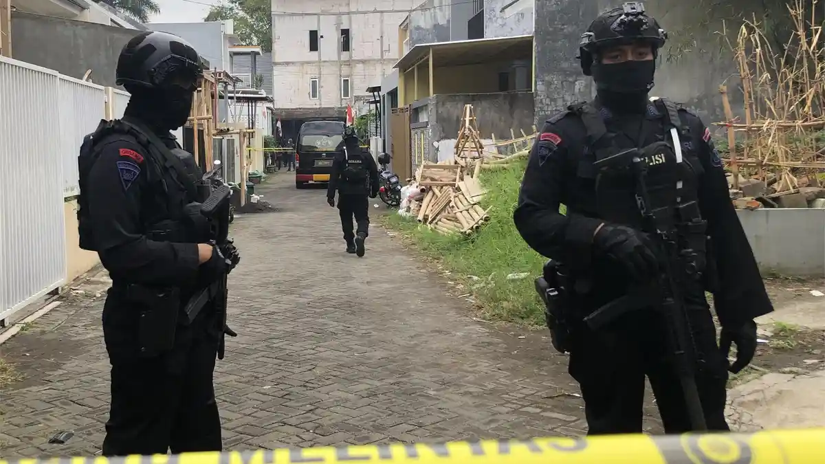 BREAKING NEWS: Tim Densus 88 Geledah Rumah Terduga Teroris di Kota Batu, 1 Orang Diamankan
