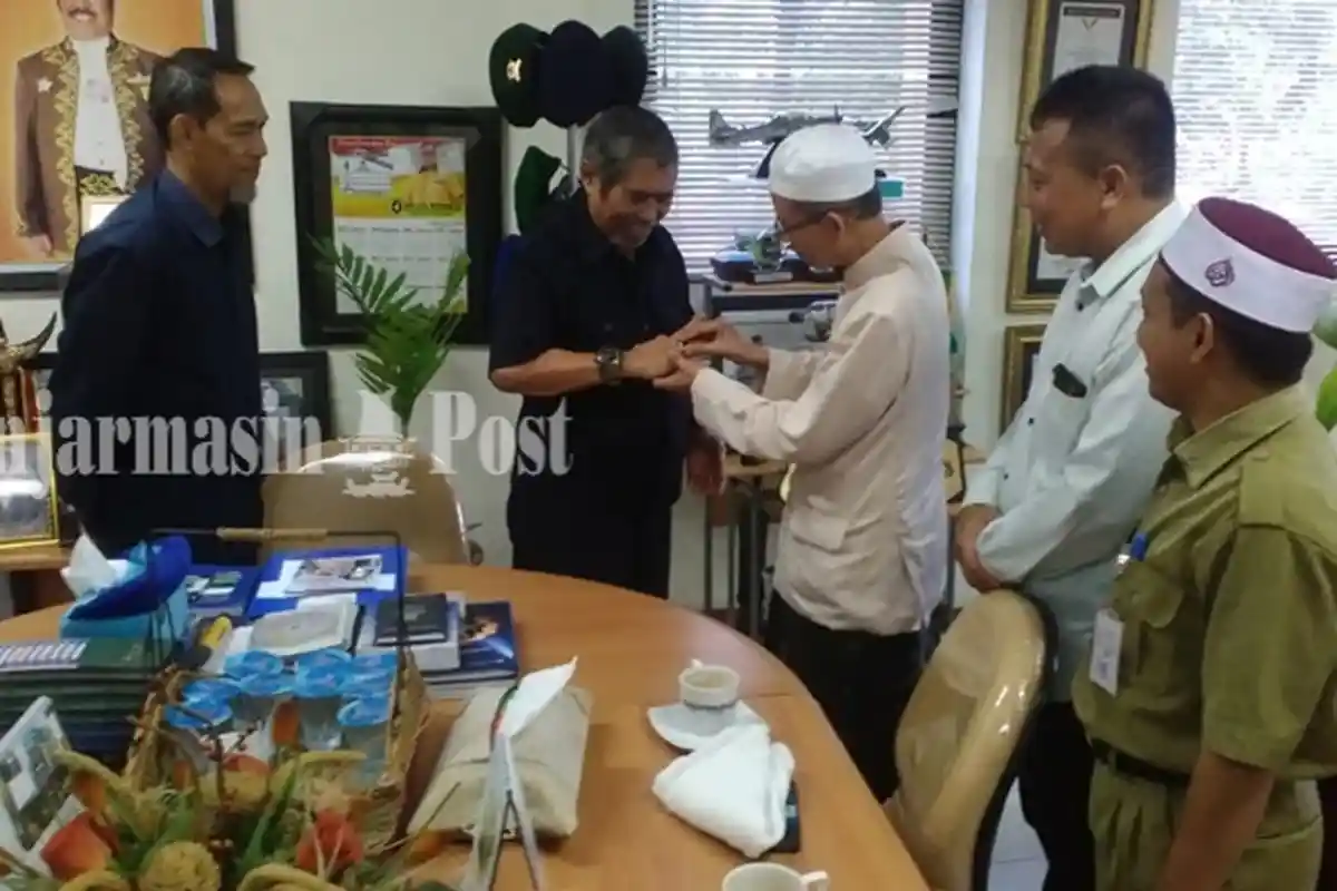 Rusdi Senang Dapat Cincin dari Ketua IPI Klasel KH Mukri Yunus, IPI Kalsel Gelar RPK