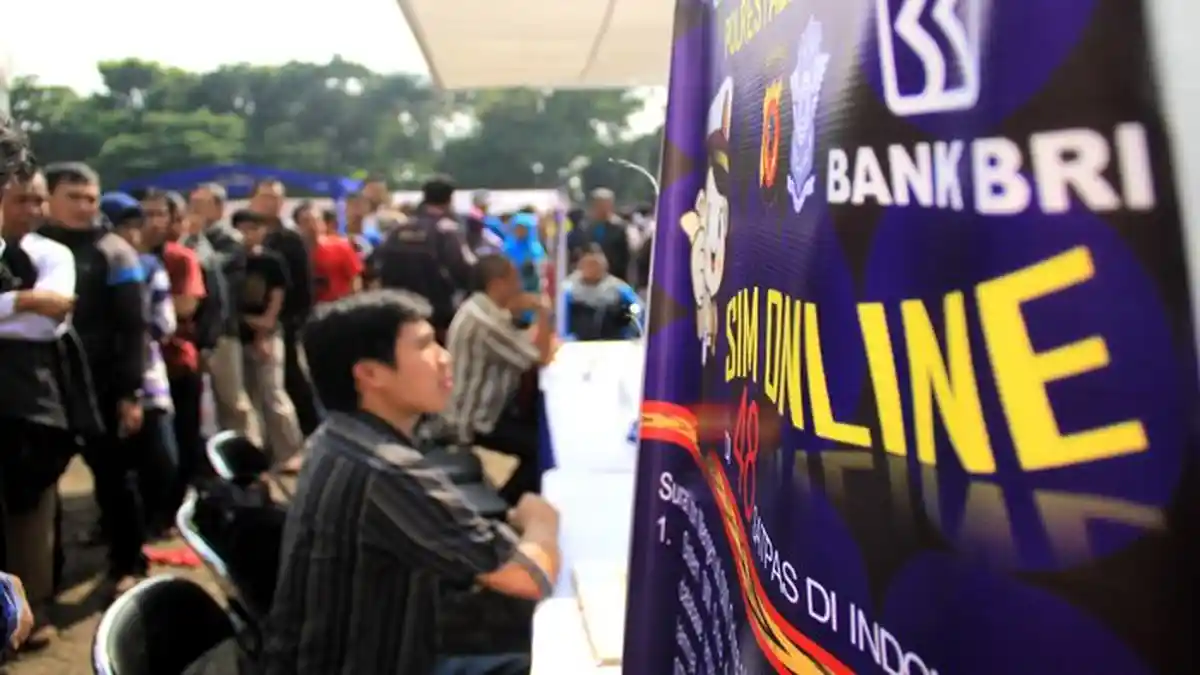 BREAKING NEWS: Wuihh. . . Baru Diluncurkan, Ratusan Warga Antre di SIM ...