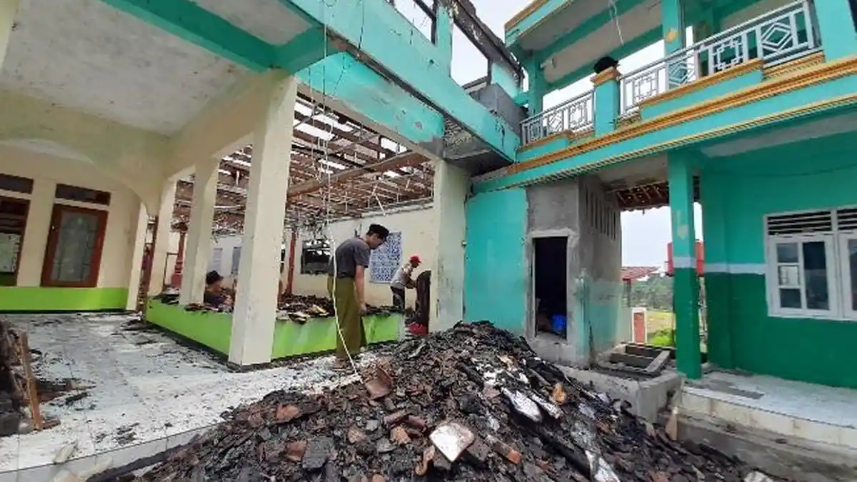Para Santri Bersihkan Puing-puing setelah Kebakaran di Ponpes Nurul Huda Baros