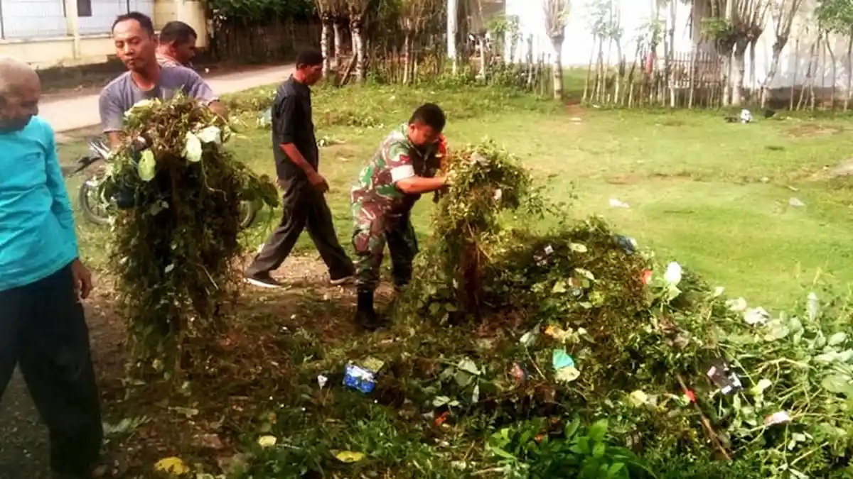 Anggota Koramil Baitussalam Gotong Royong Bersihkan Jalan Labui