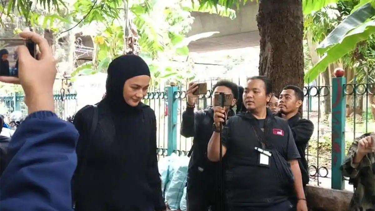 Paula Verhoeven Datangi Rumah Duka Temui Jenazah Ayah Baim Wong, Pakai Gamis dan Kerudung Hitam
