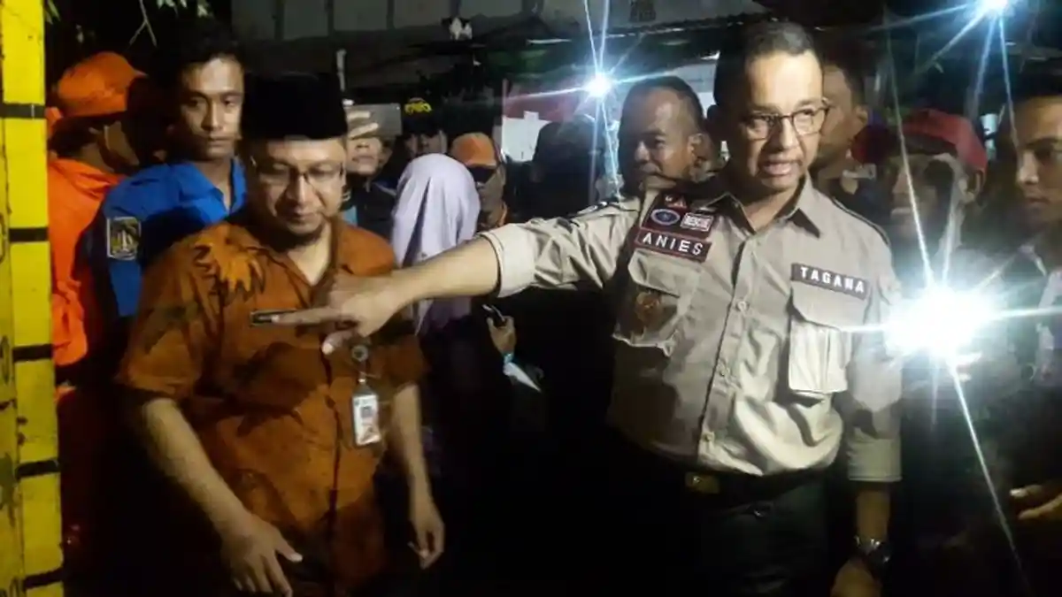 Basah-basahan Tinjau Banjir, Anies Temukan Hal Aneh di Lokasi Ini