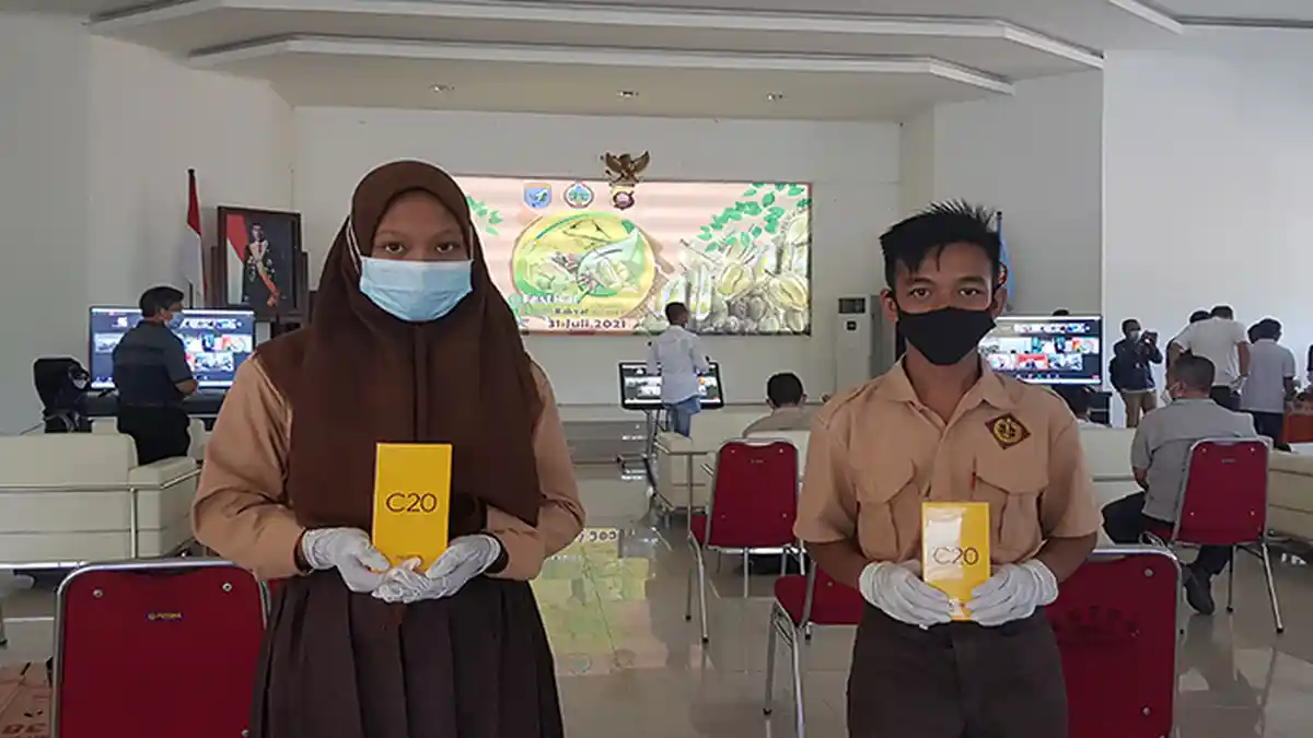 Polres Kayong Utara Berikan Bantuan 2 Unit Handphone Kepada Dua Murid SMPN 5 Sukadana