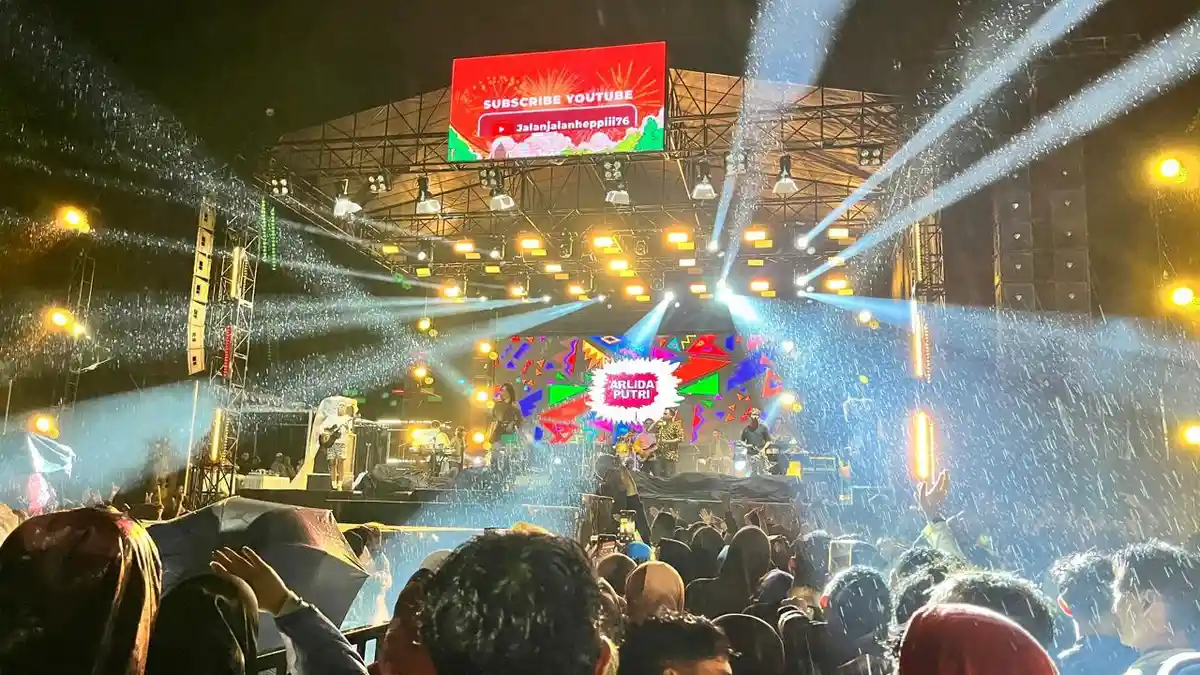 Hujan Tak Surutkan Semangat Warga Meriahkan Malam Tahun Baru di Wonosobo