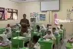 GURU-HONORER-Cerita-Hudha-Abdul-Rohman-guru-honorer-SD-Muhammadiyah-24-Gajahan-Solo.jpg