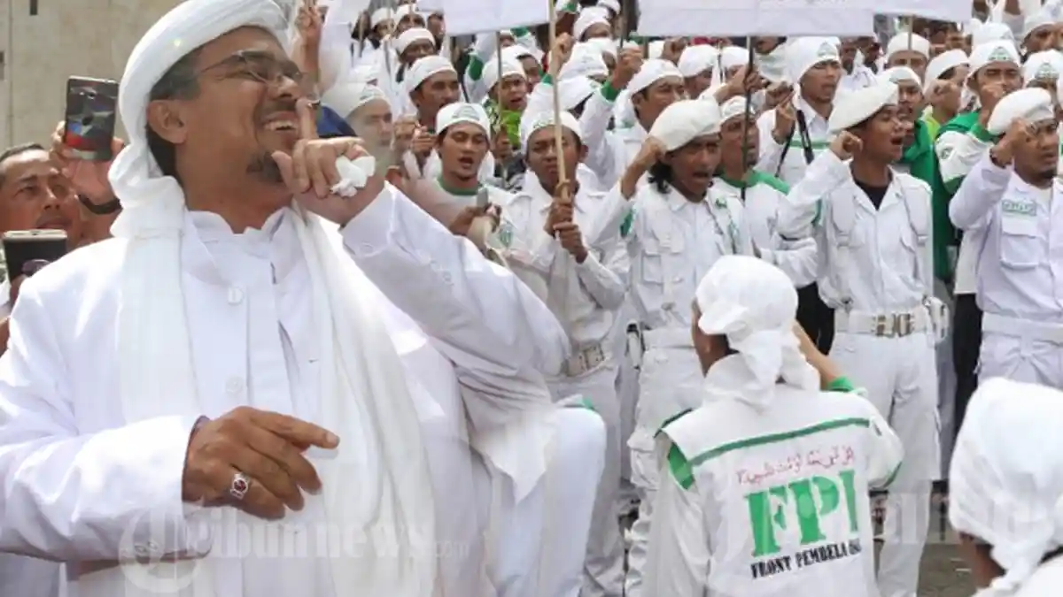 Pakai Atribut FPI, Relawan yang Bantu Korban Banjir Jakarta Dibubarkan Polisi, Bendera Diturunkan