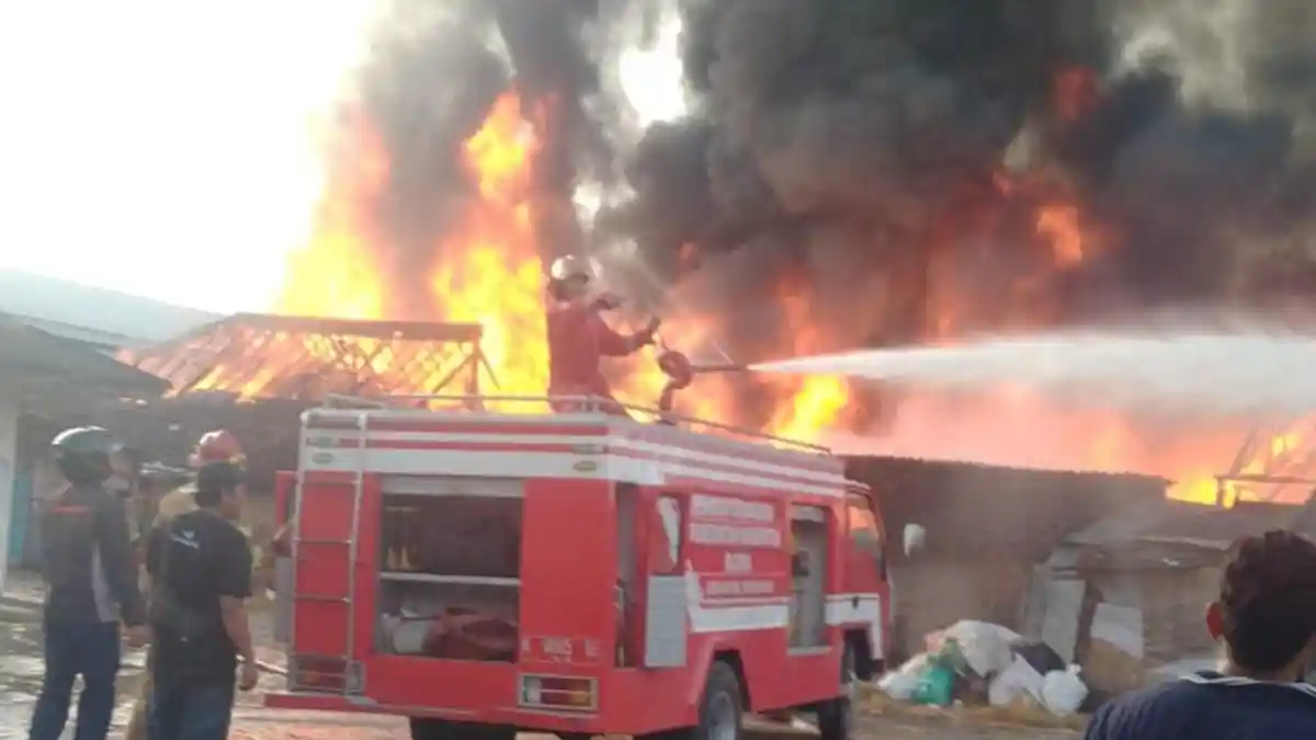 BREAKING NEWS: Pasar Induk Cepu Blora Terbakar, Api Membumbung Tinggi