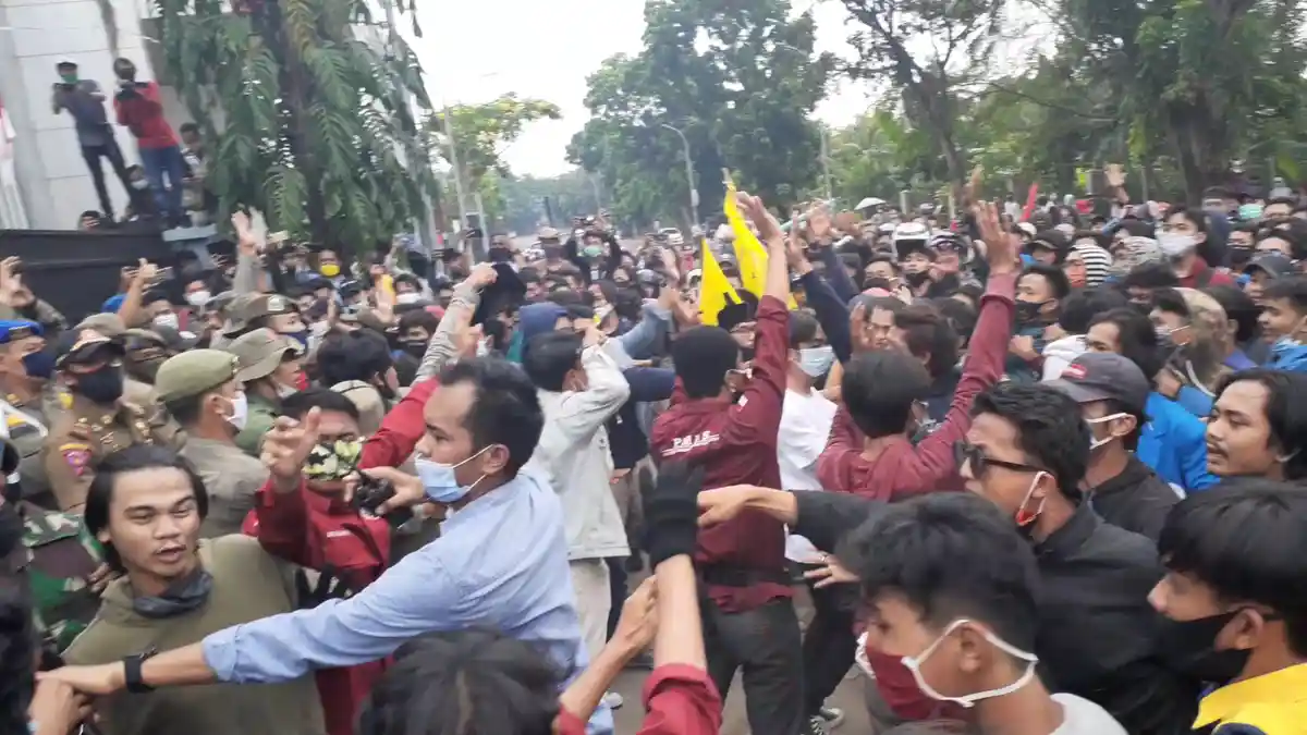 Geruduk Gedung DPRD Tangsel, 100 Lebih Mahasiswa Bentrok dengan Aparat