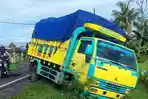 truk-bermuatan-plastik-terperosok-ke-selokan-setelah-sopir-di-prank-pocong.jpg