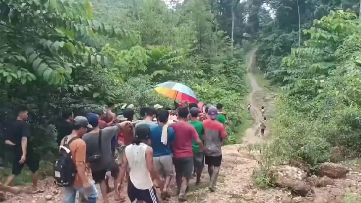 Warga Sakit dan Jenazah harus Ditandu karena Jalan Rusak Parah di Sarolangun dan Merangin