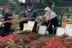 Gala-Sky-menabur-bunga-di-makam-orangtuanya-Vanessa-Angel-dan-Bibi-Andriansyah.jpg