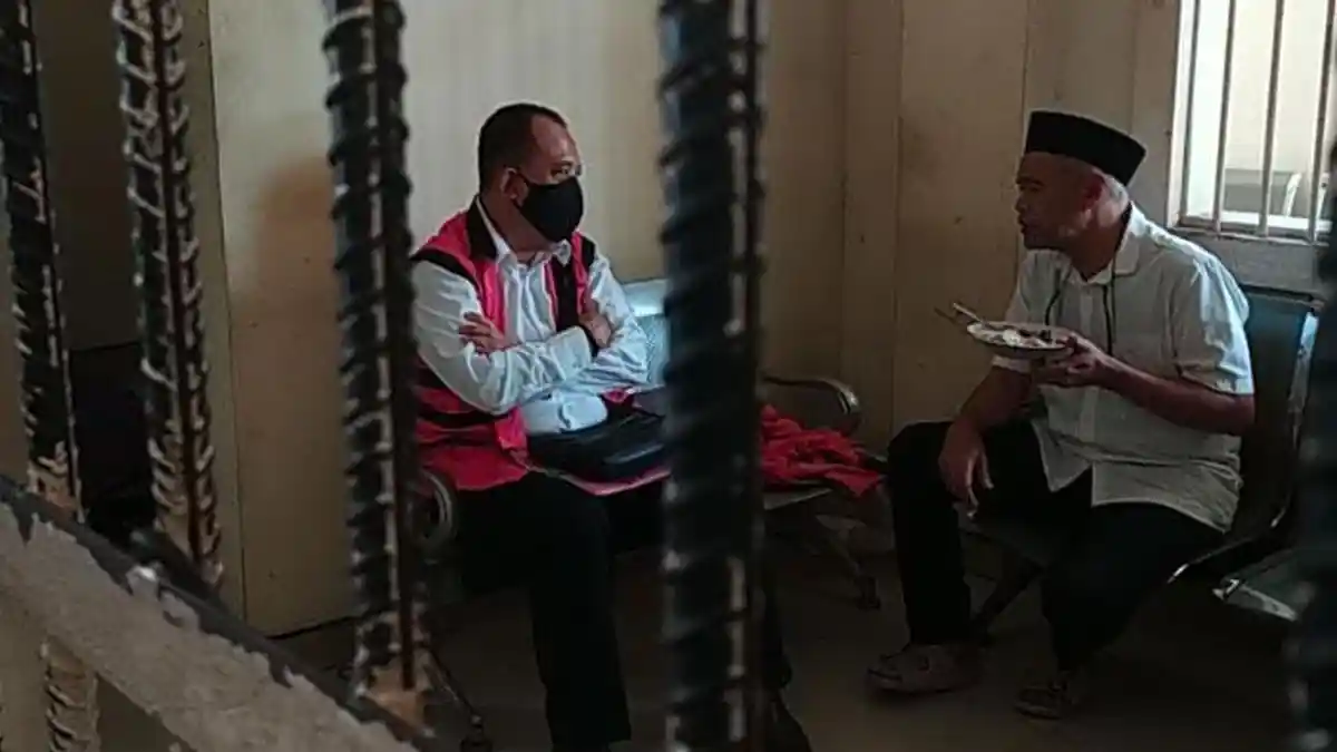 Sidang Kasus Pungli Dinas ESDM Jatim, Aris Mukiyono Tak Melepas Masker ...