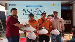 Penyerahan-daging-kurban-oleh-PLN-UID-Banten-kepada-warga.jpg
