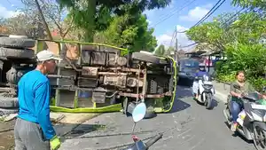 Truk-Pasir-Rebah-Di-Jalan-Raya-Sayan-Ubud-Bali-Tutup-Setengah-Jalan.jpg