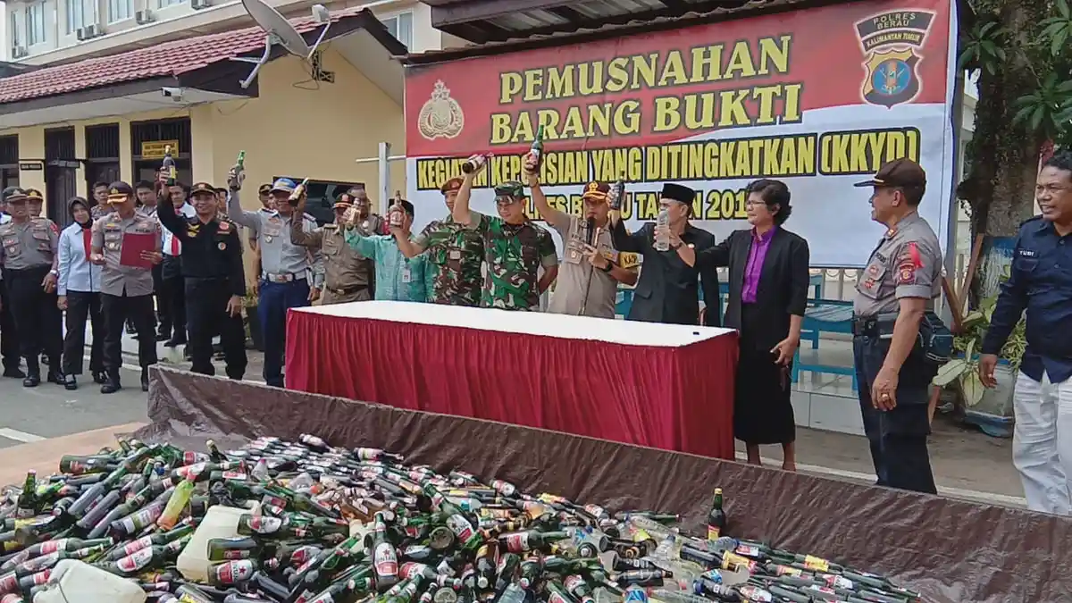 1.213 Botol Miras Ilegal Dimusnakan di Mapolres Berau, Tiga Penjual Ikut Diamankan