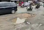 Lubang-menganga-di-jalan-pertigaan-simpang-Bedagai_Sei-Rampah_.jpg