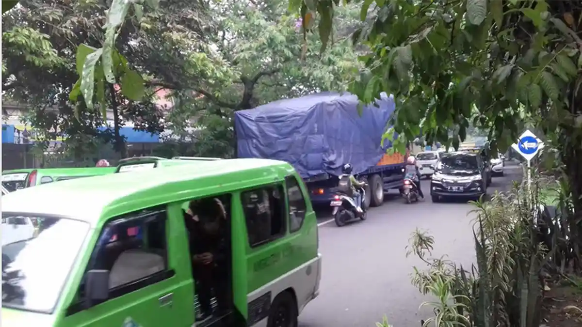 Pengemudi Mobil Putar Arah, Kejebak Macet Setengah Jam di Perlintasan Kereta Sore Ini