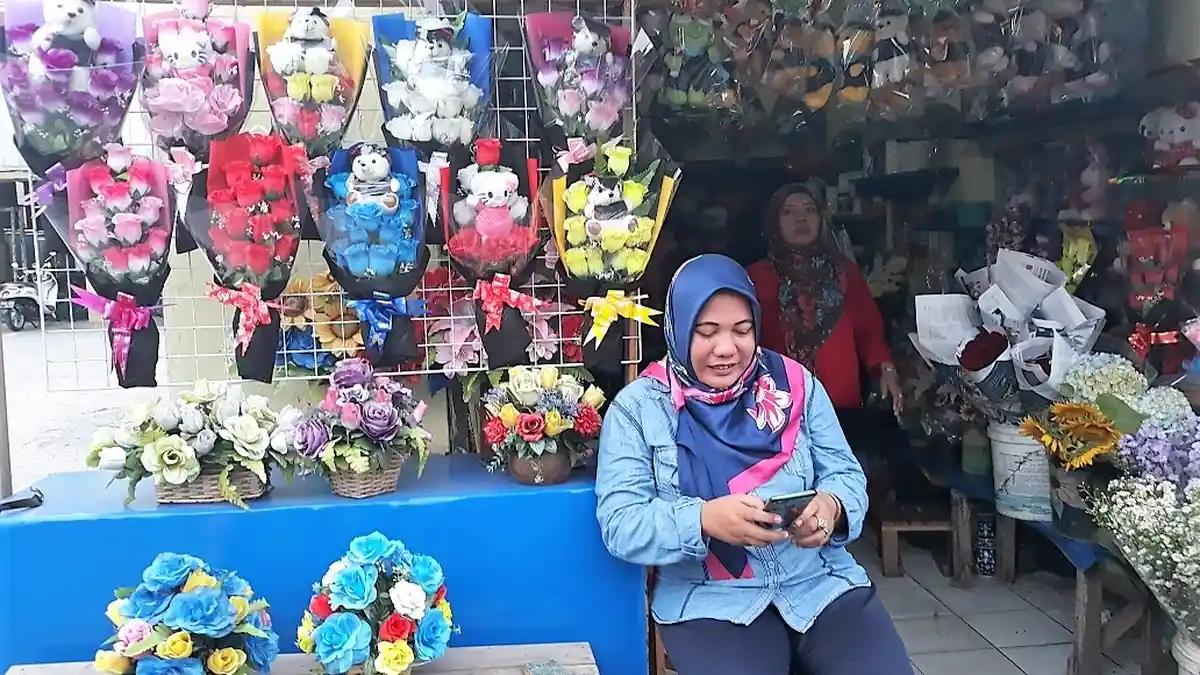 Sambut Hari Ibu, Pedagang Bunga Rawa Belong Tambah Persediaan Mawar