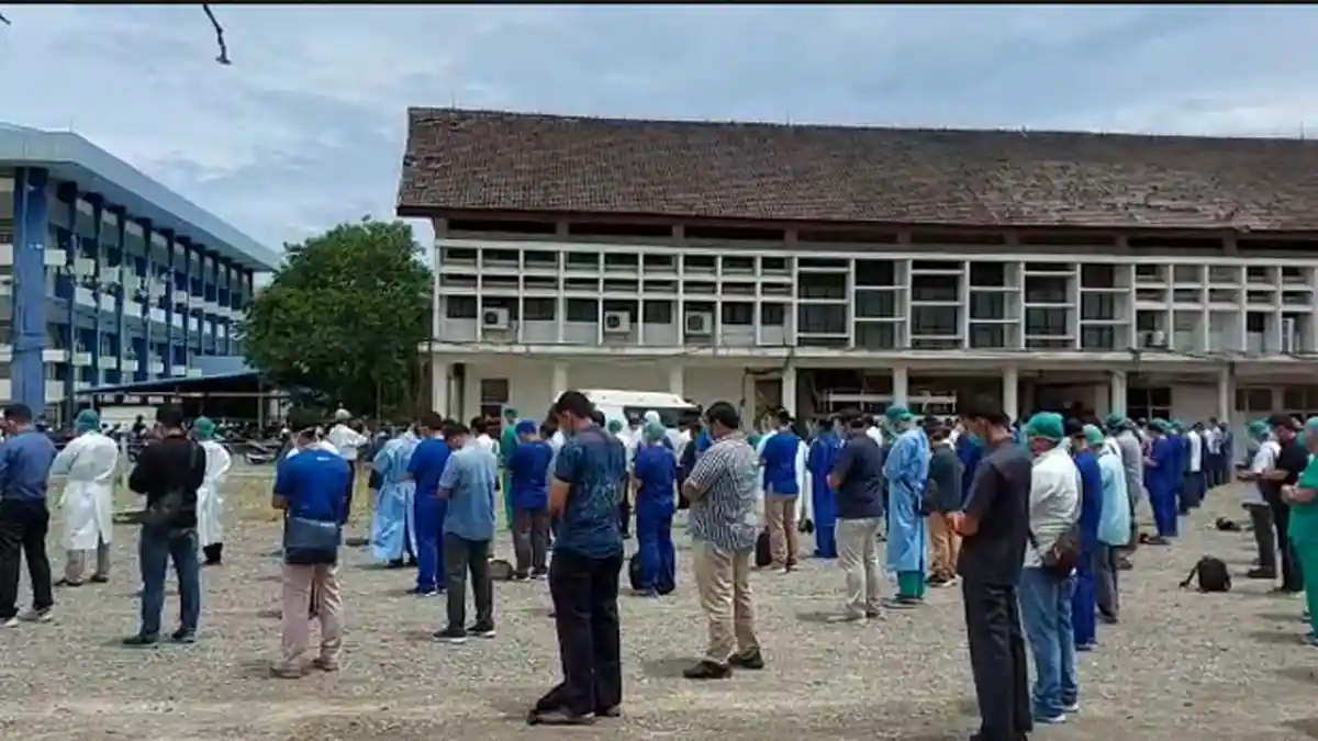 Meski Sedang Covid-19, Ratusan Orang Menyalatkan Jenazah dr Imai Indra