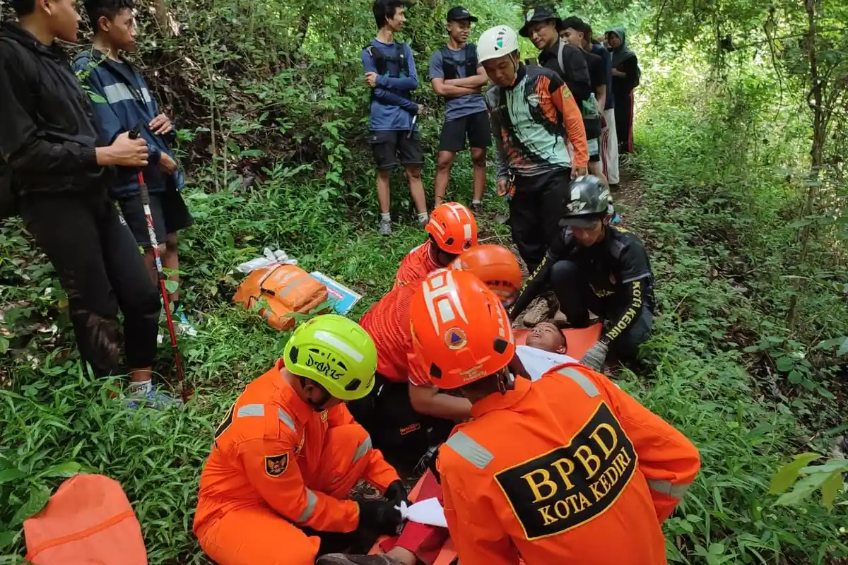 Naik Bukit Klotok untuk Tugas Sekolah, Pelajar di Kediri Tergelincir dan Cedera