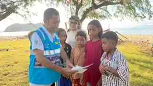 John-L-Meta-Team-Leader-K3L-PLN-UP3-Sumba-rompi-biru-saat-mengedukasi-anak-anak.jpg