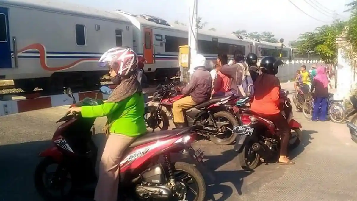 KA Kaligung Mogok di Perlintasan Desa Sarirejo, Pengguna Jalan Terpaksa Putar Balik