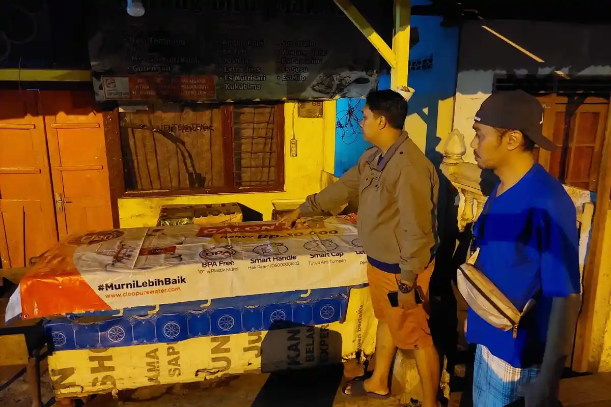 Dini Hari Warga Banyuwangi Dengar Suara Tangisan, Kaget Lihat Sosok Mungil di Atas Meja Warkop