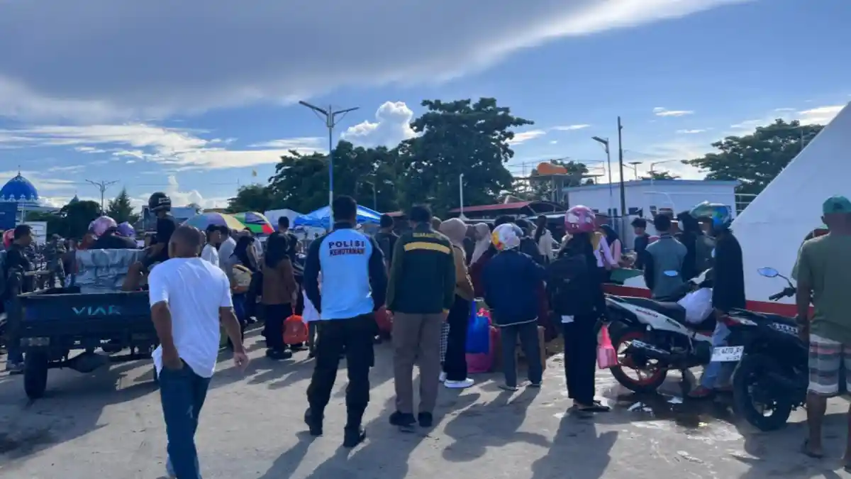 Antrean Membludak, Penumpang Kapal Arus Balik Libur Nataru Padati Pelabuhan Rakyat Wanci Wakatobi