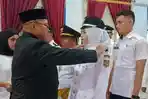 Bupati-Buton-Selatan-Muhammad-Adios-saat-melantik-15-kepala-desa-di-gedung-Lamaindo.jpg
