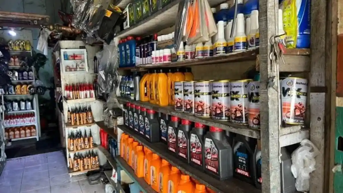 Dampak Rupiah Melemah: Harga Oli di Padang Naik hingga Rp15 Ribu per Botol, Konsumen Mengeluh