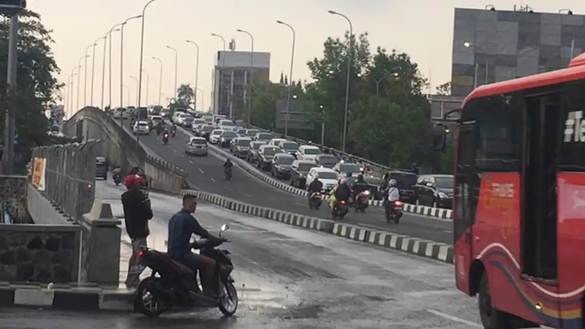 Kenapa Muncul Air di Jalan Bawah Flyover Jatingaleh? Ini Respons DPU Kota Semarang