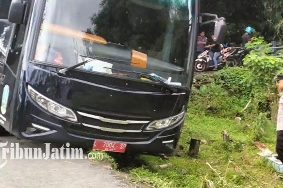 Fokus Google Maps, Bus Pemprov Jawa Timur Nyasar ke Pemakaman buat Geger Warga