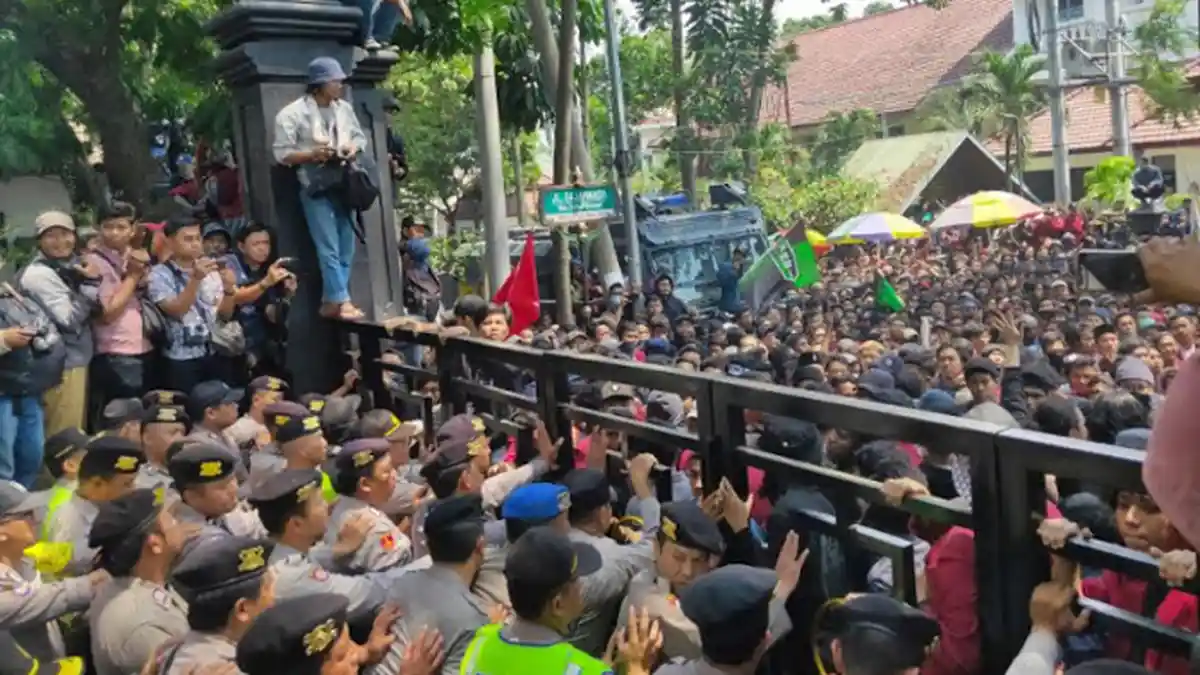 Unjuk Rasa Mahasiswa di Malang Ricuh Karena DPRD Melarang Masuk