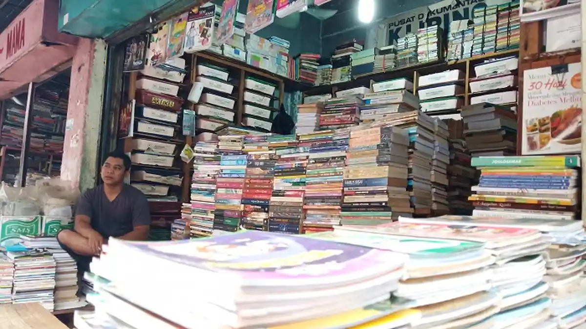 Penjualan Buku Bekas di Sekitar Gedung Padang Teater Ternyata Masih Laris Manis