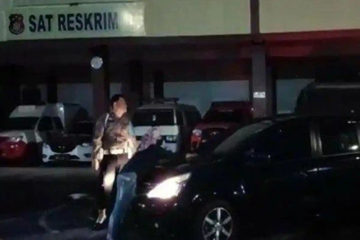 Oknum Polisi Selingkuh di Ruko Digerebek Istri dan Anak Jadi Tontonan Penguna Jalan dan Masyarakat
