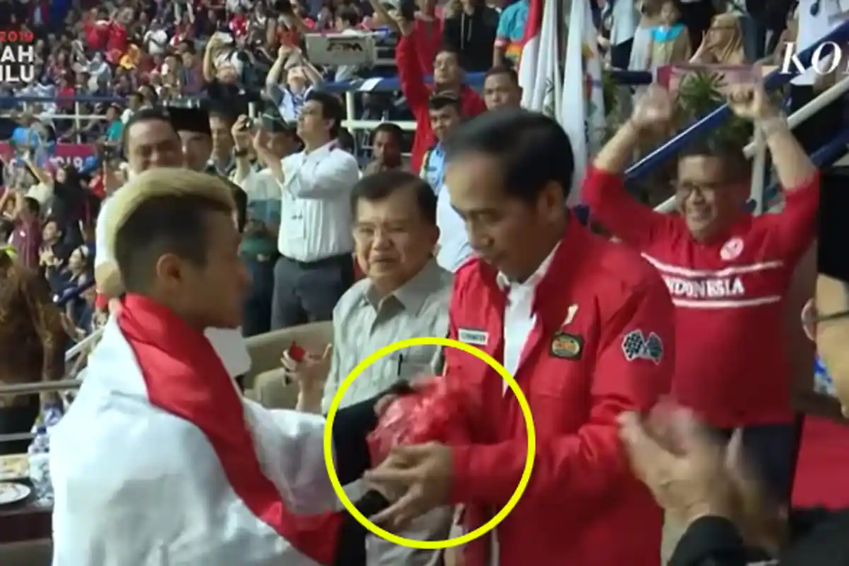 Seusai Bersalaman, Pesilat Hanifan Sempat Beri Bungkusan Merah kepada Presiden Jokowi, Apa Isinya?
