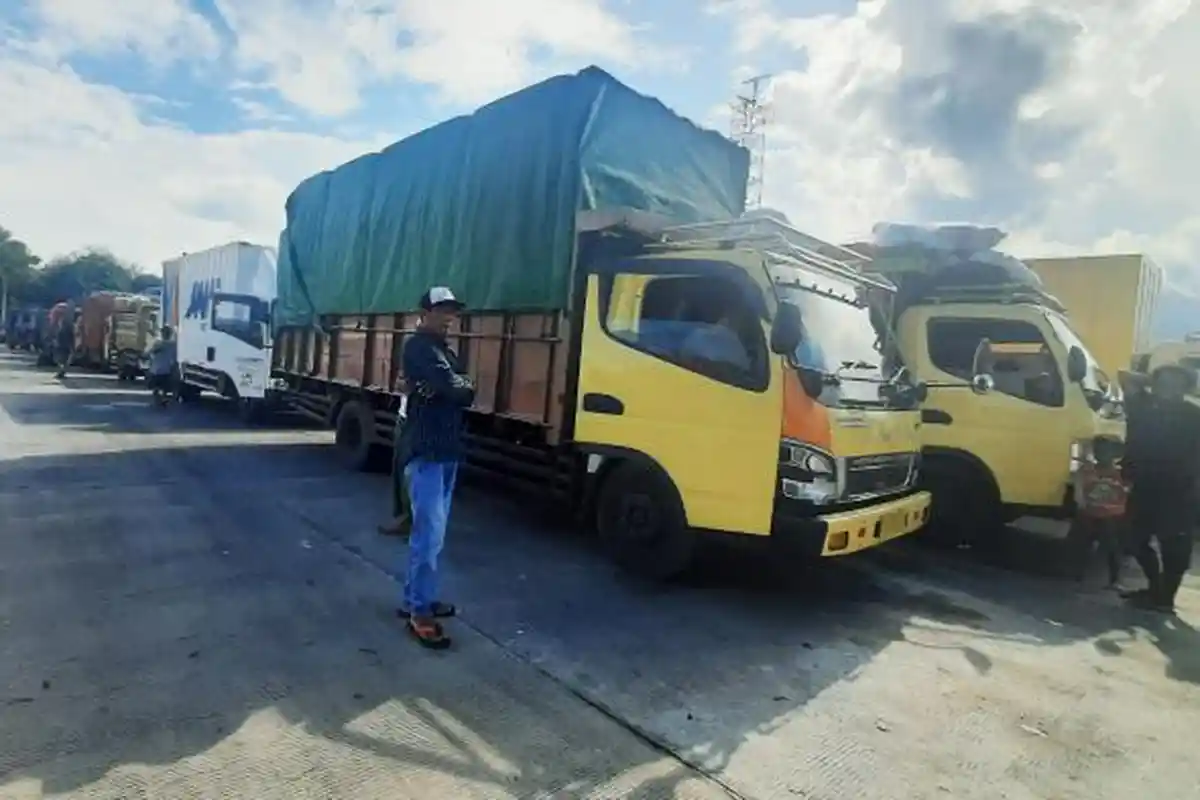 Antrean Truk Logistik Mengular di Pelabuhan Kayangan saat Mudik Lebaran 2022