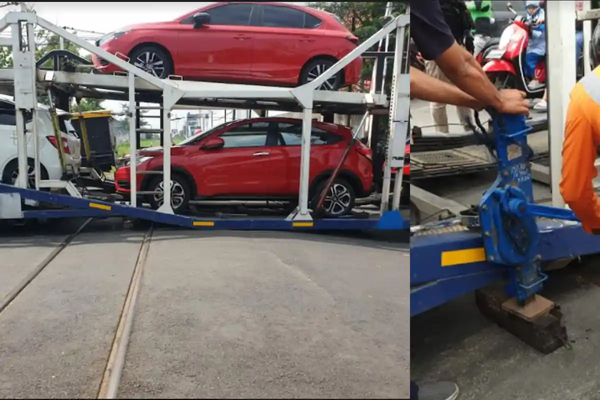 Truk Pengangkut Mobil Baru Tersangkut di Perlintasan Kereta Api Kota Kediri, KA Kertanegara Distop