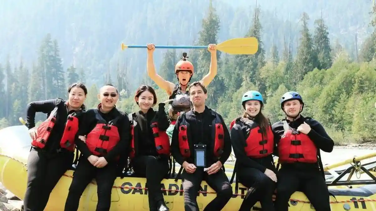 Natasha Wilona Pamer Aksi Rafting Menyusuri Sungai di Kanada