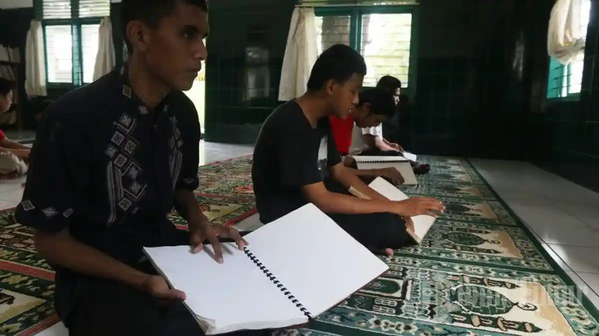 FOTO: Siswa Sekolah YAPTI Pertuni Baca Al Quran Braille