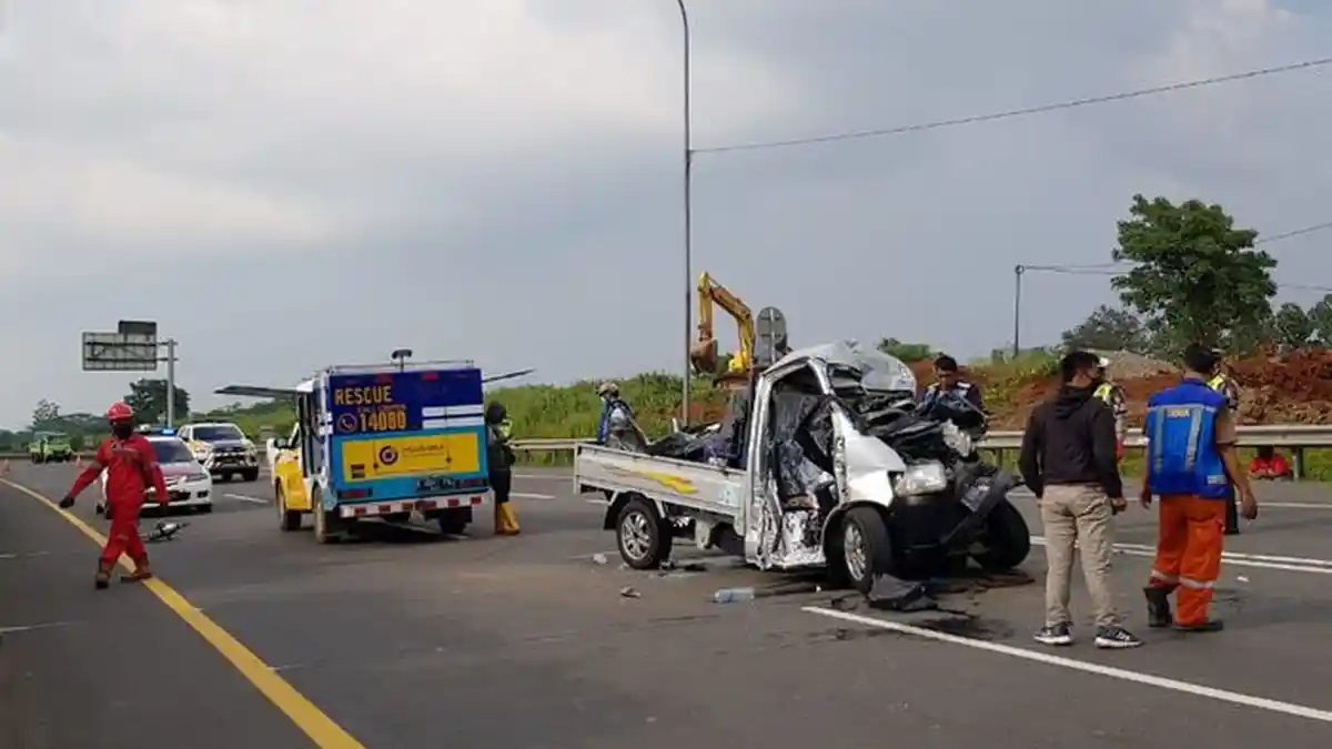Pikap Tabrak Mobil Boks yang Mogok di Tol Cipularang, Pengemudi Luka Berat