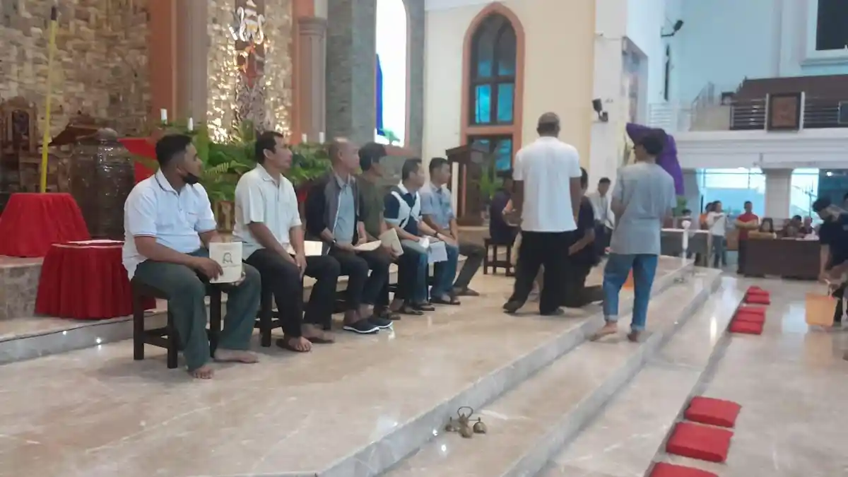 Misa Malam Paskah Umat Katolik di Kota Jambi, Uskup Agung Palembang Datang