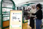 Pengunjung-sedang-memilih-produk-di-Booth-KallafriendsSelasa-2492024.jpg