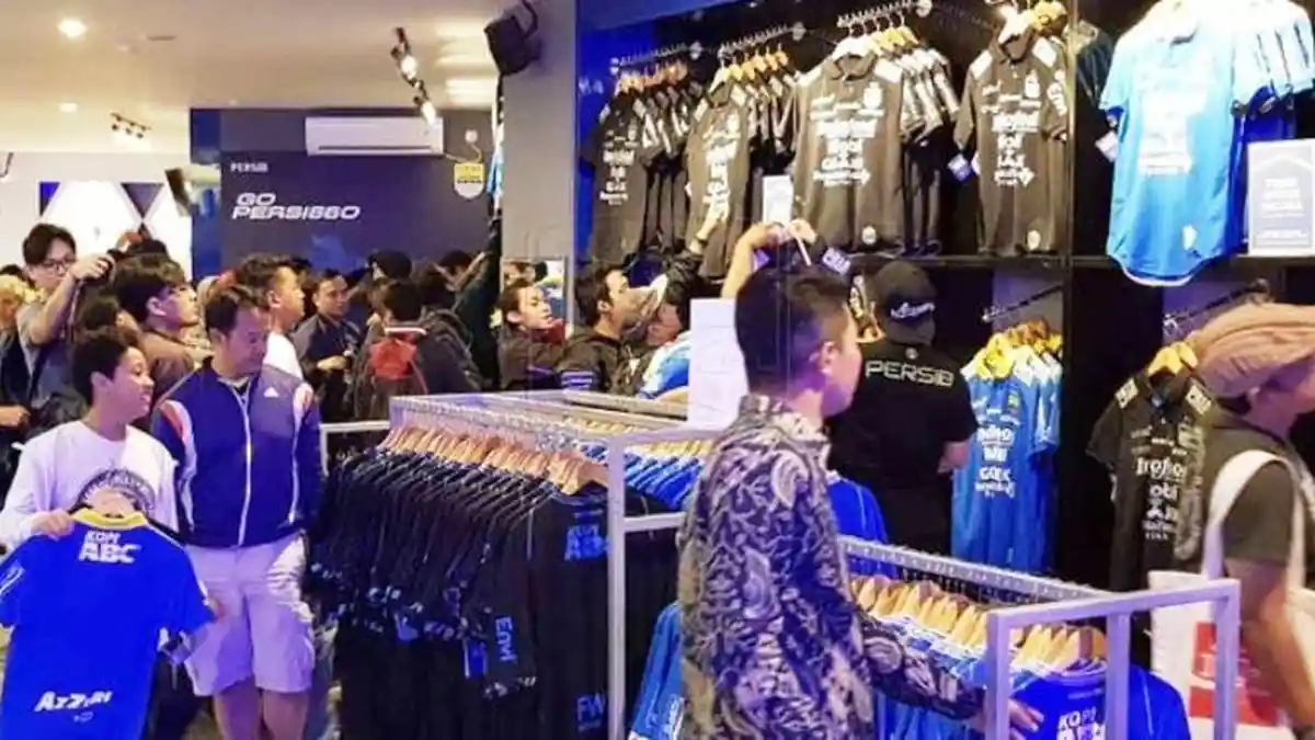 Jersey Home Persib Bandung di Persib Merchandise Store Diburu Bobotoh