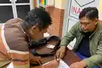 Terduga-pelaku-SU-menandatangani-surat-pernyataan-perdamaian-Senin-2652025.jpg