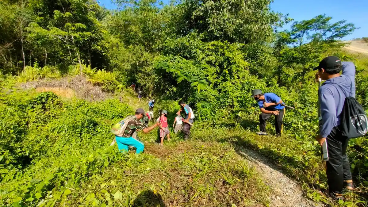 Karya Bhakti Satgas Pamtas Yonif Mekanis 643/Wns Bersama Warga Dusun Entabang Buka Jalan Air Terjun